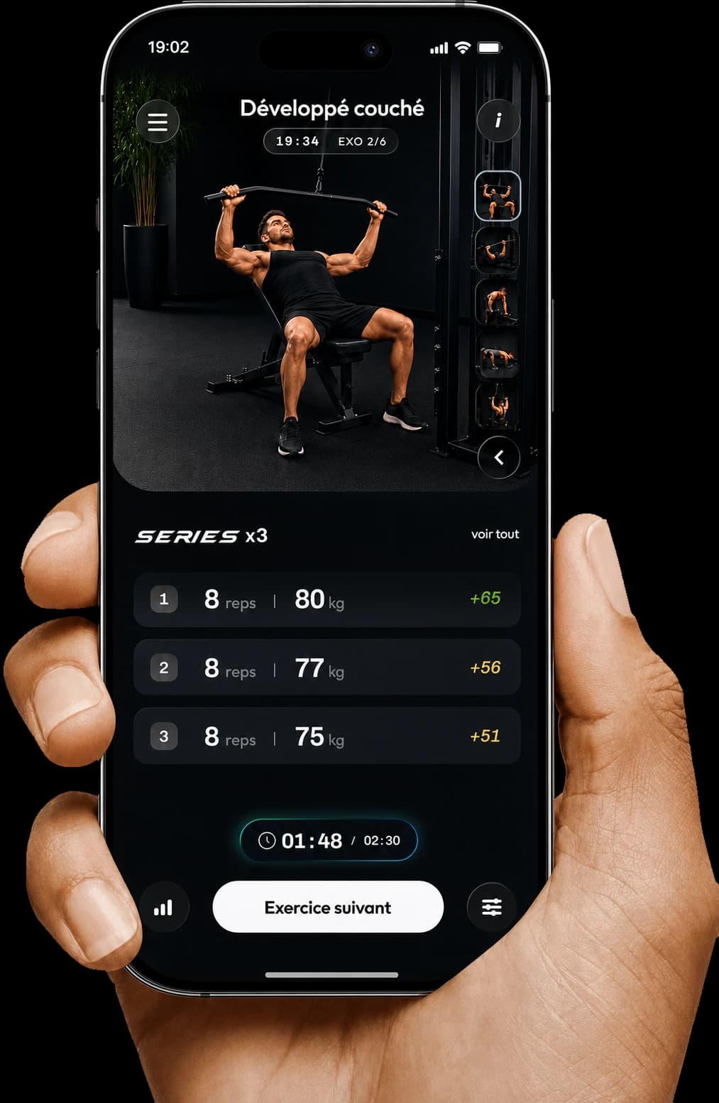 L'application TRAK dans une main